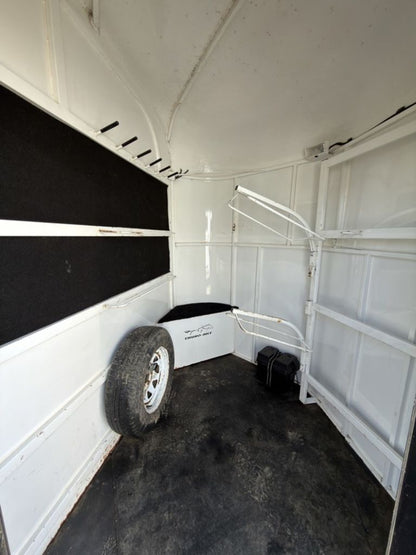 2006 Thuro-Bilt Horse Trailers Liberty 2 H Slant Load