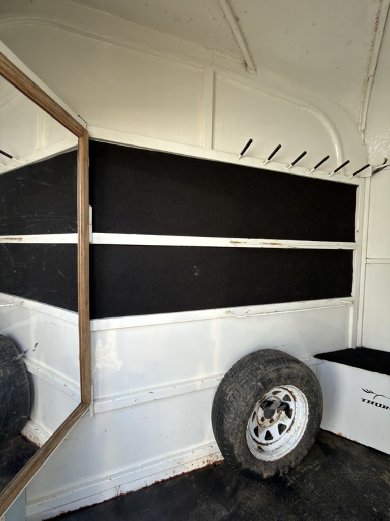 2006 Thuro-Bilt Horse Trailers Liberty 2 H Slant Load